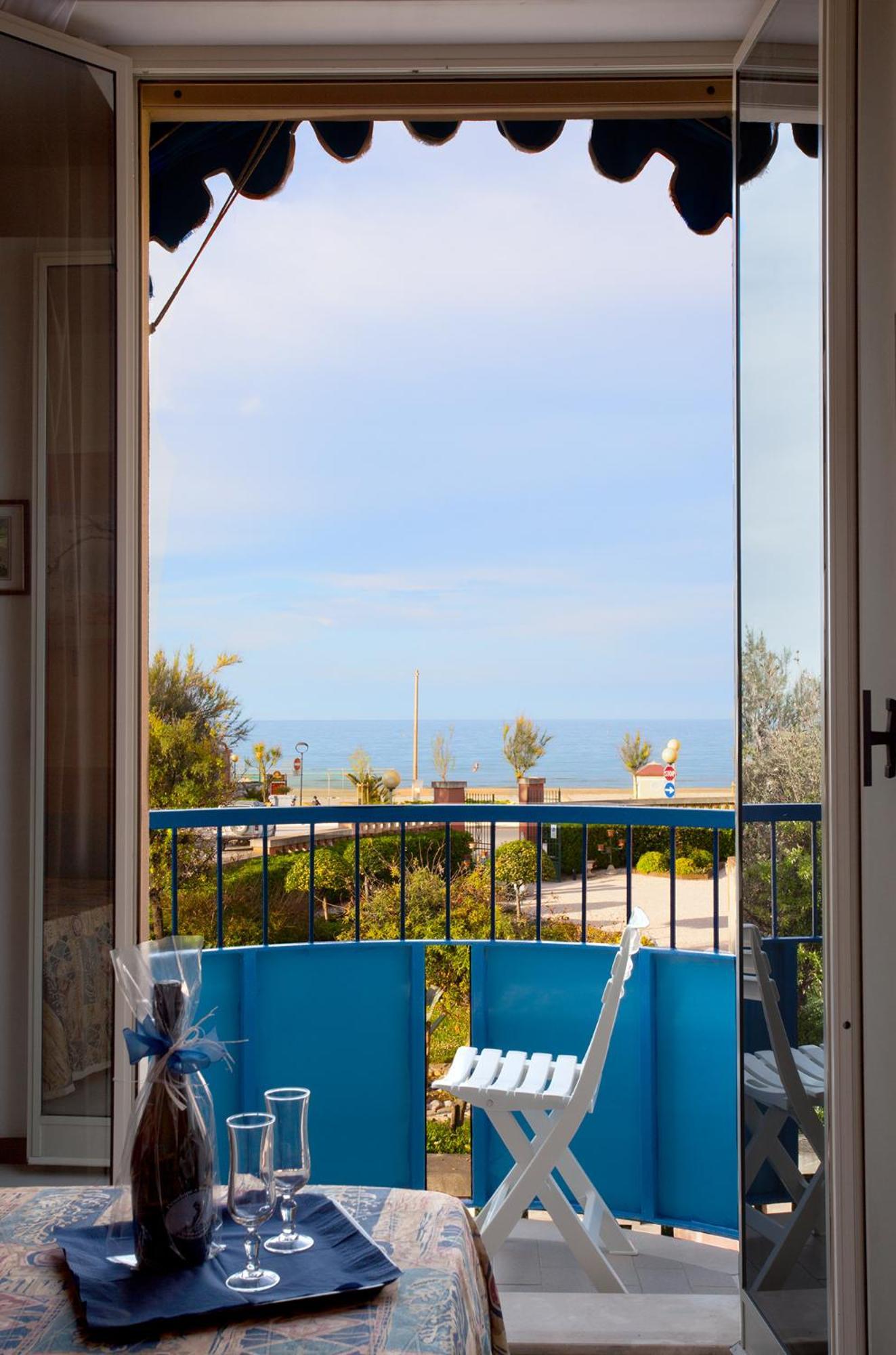 Hotel Azzurra Сенигаллия Экстерьер фото